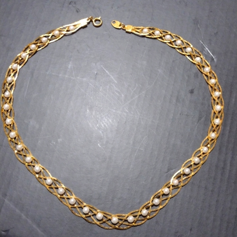 Beautiful gold plated Avon pearl necklace